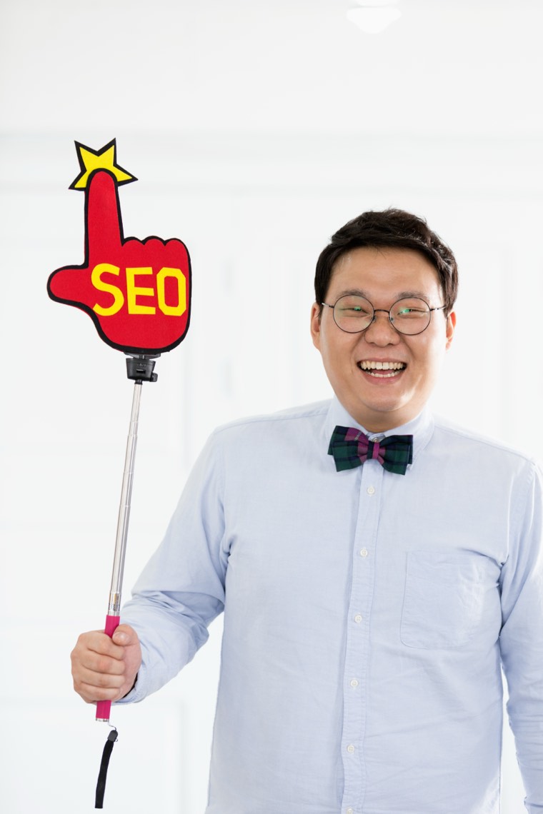 전승엽 대표 — SEO 팻말을 들고 웃는 프로필 사진